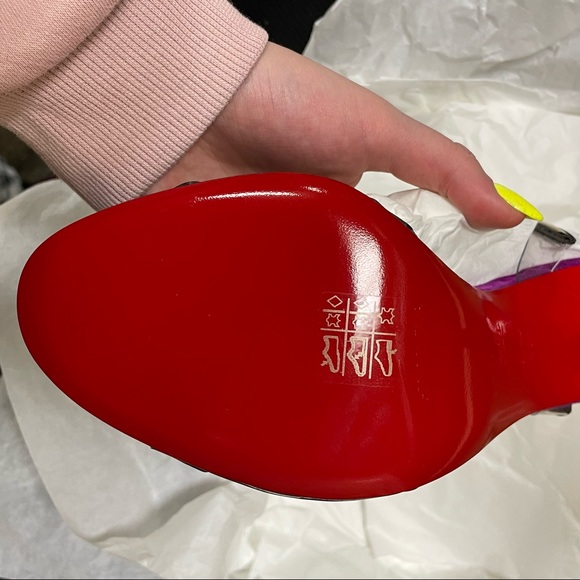 NWT💖 CHRISTIAN LOUBOUTIN Patent PVC Parsemis 100 T-Strap Sandals - Picture 8 of 9